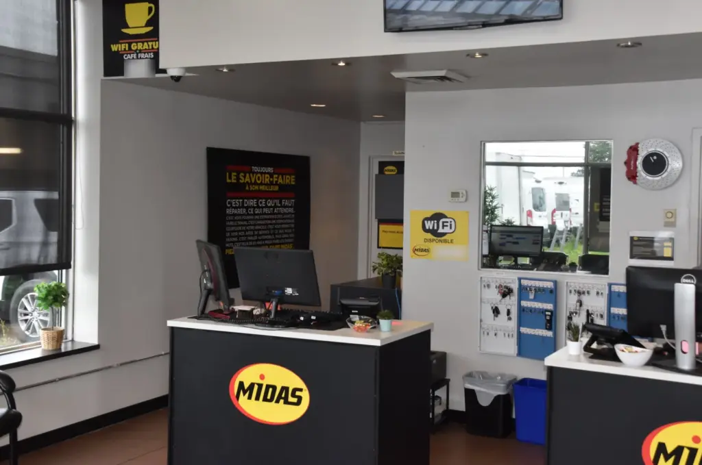 Comptoir d'accueil du garage Midas Saint-Constant